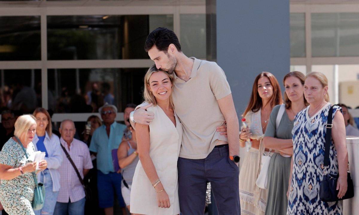 Sergio Rico pictured kissing his wife Alba Silva after the goalkeeper was discharged from hospital in August 2023